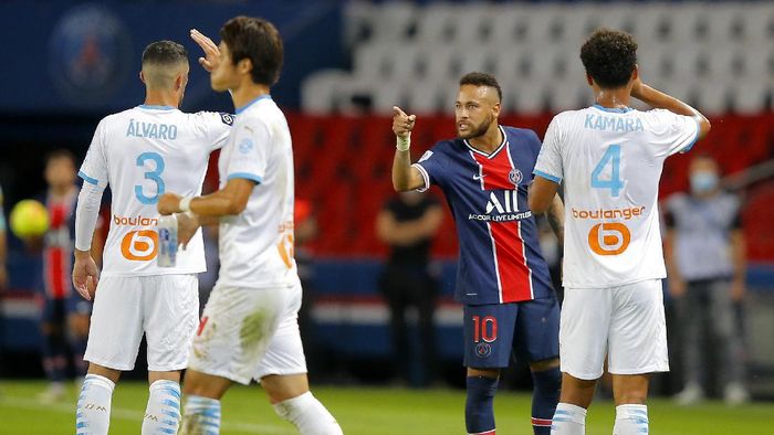 Paris Saint-Germain vs Marseille PSGs Neymar argues with Marseilles Alvaro, left, during the French League One soccer match between Paris Saint-Germain and Marseille at the Parc des Princes in Paris, France, Sunday, Sept.13, 2020. (AP Photo/Michel Euler)