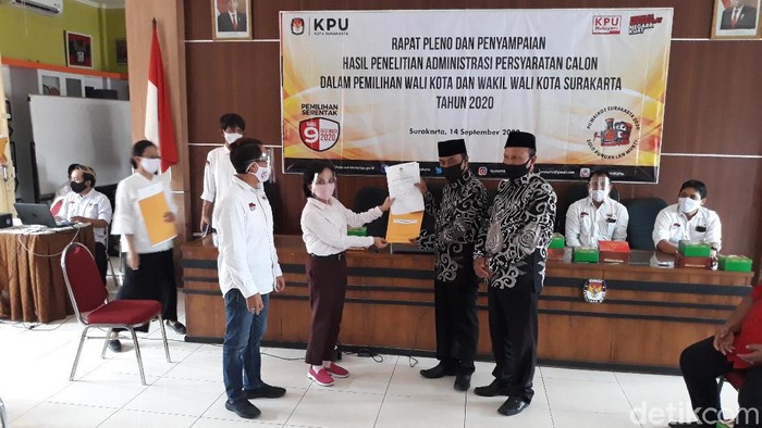 Pasangan bakal calon independen Pilkada Solo, Bagyo Wahyono-FX Supardjo (Bajo) di KPU Solo, Senin (14/9/2020).