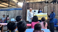 Pemberian itu juga dilakukan secara simbolis bantuan sarana prasarana belajar bagi anak-anak warga Eks Timtim di Desa Noelbaki, Kabupaten Kupang-Nusa Tenggara Timur. Foto: dok. Bank BTN