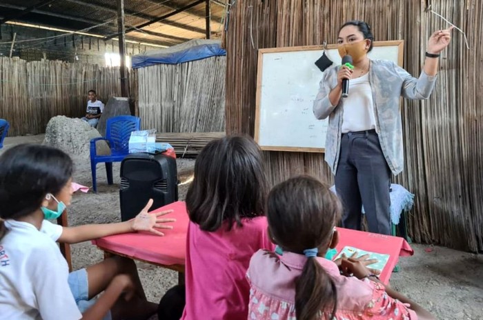 Peduli Pendidikan untuk Anak-anak Eks Timtim Menyambung kampanye yang tengah dijalankan Hidup Gak Cuma Tentang Hari Ini, ratusan anak-anak eks timtim juga berhak mendapatkan belajar secara layak guna meraih cita-cita.