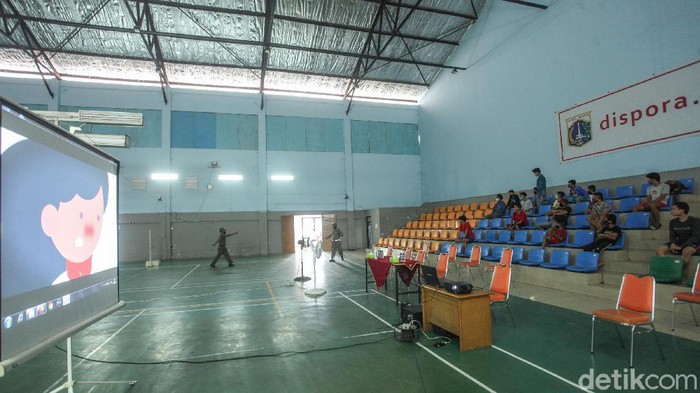 Pelanggar PSBB Dihukum 'Nobar; Video Protokol Kesehatan Sejumlah warga termasuk anak-anak terjaring razia pelanggar PSBB. Mereka langsung dihukum nonton bareng video penerapan protokol kesehatan. Setuju?