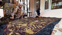 Semua hasil usahanya terus dia kembangkan dengan berbagai teknik pembuatan ecoprint. Hasil pakaian yang dia gunakan sendiri tersebut ternyata dilirik oleh pelanggan yang tengah menjahit pakaian ditempatnya.