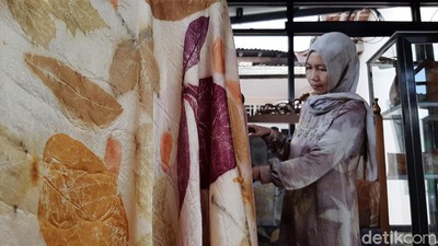 Pembuatan Ecoprint Kain Sutera-Kulit di Banyumas Bertahan Saat Pandemi