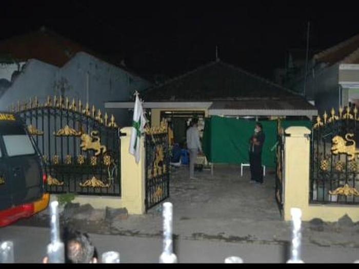 Yasah S (79) warga Desa Juwet Kenongo, Kecamatan Porong ditemukan tewas di rumahnya. Purnawirawan Polri ini menjadi korban pembunuhan keponakannya sendiri.