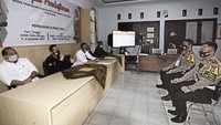 Kalau ini adalah simulasi saat bakal calon peserta pilkada mendaftar ke KPUD setempat. Ketua KPU Kabupaten Serang Abidin Nasir (tengah) didampingi anggota mewawancarai bakal pasangan calon bupati dan wakil bupati saat simulasi penerimaan pendaftaran Bakal Calon Pilkada Serang di Serang, Banten, Kamis (3/9/2020) silam. ANTARA FOTO/Asep Fathulrahman