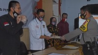 Simulasi digelar untuk persiapan berbagai langkah tahapan pendaftaran Calon Pilkada Serentak tahun 2020 terutama penerapan Protokol Kesehatan dalam semua tahapan Pilkada untuk mencegah penyebaran COVID-19. ANTARA FOTO/Asep Fathulrahman
