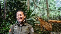 Namanya Afri, dia sudah hampir dua tahun menjadi keeper harimau di Taman Safari Bogor. (Rafida Fauzia/detikcom)