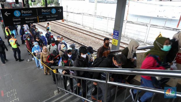 Penumpang mengantre untuk memasuki Stasiun Tanah Abang, Jakarta. CNBC Indonesia/Andrean Kristianto