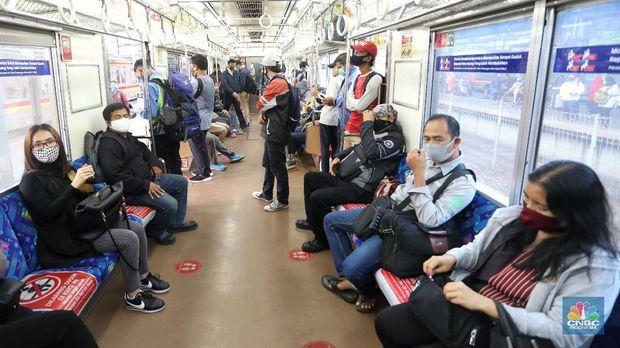 Penumpang mengantre untuk memasuki Stasiun Tanah Abang, Jakarta. CNBC Indonesia/Andrean Kristianto