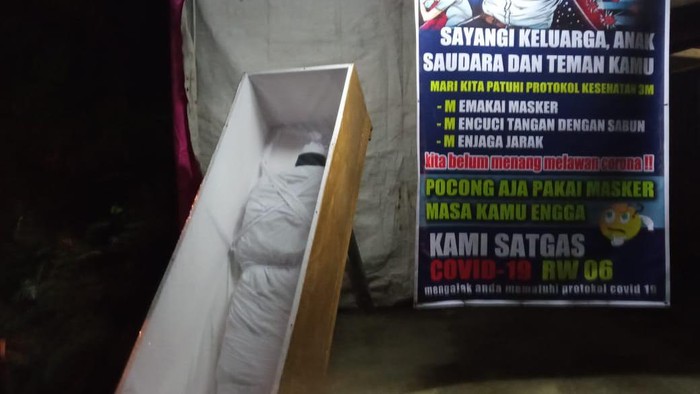 Peti mati pocong COVID-19 mejeng di Pondok Cina, Beji, Depok
