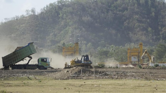 Pihak pemilik lahan di kawasan sirkuit MotoGP Mandalika dan polisi. (Faruk Nickyrawi/detikcom)