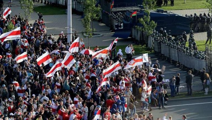 Polisi anti huru hara menahan lebih dari 400 demonstran di Belarus (AFP Photo)