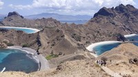 Inilah gambar ikonik dari Pulau Padar dengan latar 3 pantai indahnya.