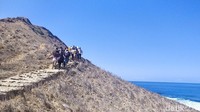 Pulau Padar yang indah tak langsung bisa dinikmati begitu saja. Wisatawan harus rela naik tangga untuk sampai ke puncak. 