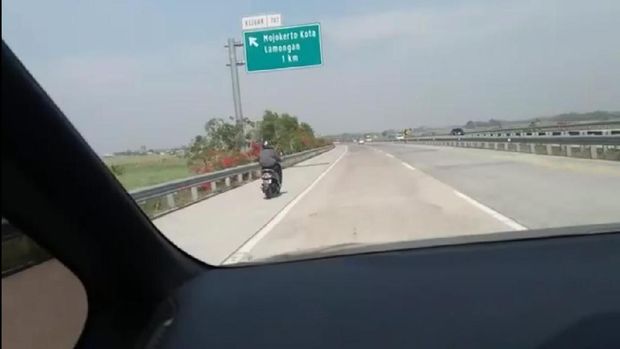 sepeda motor masuk tol