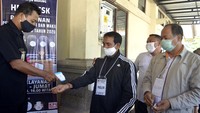 Sementara itu, bakal calon yang akan mendaftarkan diri juga turut serta diperiksa suhu tubuh dan kesehatannya. Simulasi Penerimaan Pendaftaran Bakal Calon Pilkada Badung tahun 2020, di KPU Badung, Bali, Senin (31/8/2020). Simulasi tersebut dilakukan untuk mempersiapkan berbagai tahapan termasuk penerapan protokol kesehatan pencegahan penyebaran pandemi COVOD-19 dalam tahapan Pendaftaran Calon Pilkada Badung tahun 2020. ANTARA FOTO/Fikri Yusuf