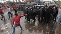 Beginilah potret simulasi bila saat pelaksanaan pilkada serentak diwarnai aksi unjuk rasa dan terjadi ke chaosan. ANTARA FOTO/Dedhez Anggara