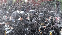 Sejumlah personel kepolisian berusaha mengamankan aksi unjuk rasa saat simulasi pilkada di Indramayu, Jawa Barat, Kamis (3/8/2020). Kegiatan simulasi tersebut untuk mengamankan jalannya Pemilihan Kepala Daerah (Pilkada) 2020 yang digelar pada 9 Desember. ANTARA FOTO/Dedhez Anggara