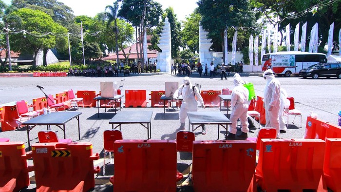 SIMULASI PILKADA DI TENGAH WABAH COVID-19 Petugas kesehatan menyemprotkan cairan disinfektan di Tempat Pemungutan Suara saat simulasi Pemilihan Kepala Daerah di Banyuwangi, Jawa Timur, Senin (14/9/2020). Simulasi tersebut digelar untuk menyiapkan segala hal yang diperlukan untuk penyelenggaraan Pilkada serentak pada 9 Desember 2020 di tengah wabah COVID-19. ANTARA FOTO/Budi Candra Setya/wsj.