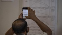 Beginilah potret simulasi saat penghitungan secara digital yang diarahkan oleh KPU Pusat dalam pelaksanaan pilkada serentak di Indonesia. ANTARA FOTO/Aditya Pradana Putra  