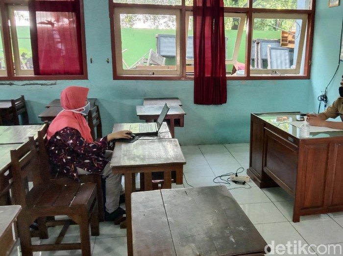 Siswi SMP Negeri 2 Kudus Issabell Carolline Aryadi (13) terpaksa melaksanakan Penilaian Tengah Semester (PTS) di sekolah sendirian, Senin (14/9/2020).