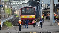 Hari pertama penerapan Pembatasan Sosial Berskala Besar (PSBB) Total di wilayah Jakarta, suasana penumpang KRL Commuter Line di Stasiun Bogor terlihat lengang serta kapasitas pengguna hanya 50 persen dengan membatasi setiap gerbongnya hanya dapat diisi 74 penumpang.