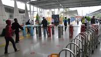 Sejumlah calon penumpang KRL Commuter Line memasuki gerbang tiket elektronik di Stasiun Bogor, Jawa Barat, Senin (14/9/2020).