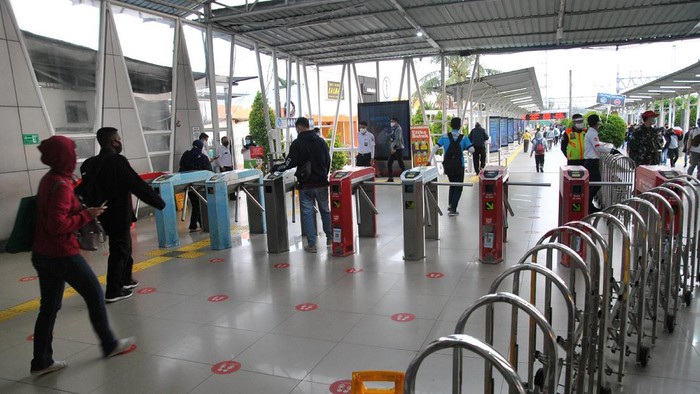 Stasiun Bogor Lengang di Hari Pertama PSBB Total Jakarta Sejumlah calon penumpang berjalan menuju KRL Commuter Line di Stasiun Bogor, Jawa Barat, Senin (14/9/2020). Hari pertama penerapan Pembatasan Sosial Berskala Besar (PSBB) Total di wilayah Jakarta, suasana penumpang KRL Commuter Line di Stasiun Bogor terlihat lengang serta kapasitas pengguna hanya 50 persen dengan membatasi setiap gerbongnya hanya dapat diisi 74 penumpang. ANTARA FOTO/Arif Firmansyah/wsj.