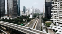 Lancarnya lalu lintas ini karena Pemprov DKI Jakarta kembali menerapkan PSBB. Dalam PSBB ini, kapasitas karyawan dalam gedung perkantoran baik pemerintah maupun swasta dibatasi maksimal hanya 25 persen.