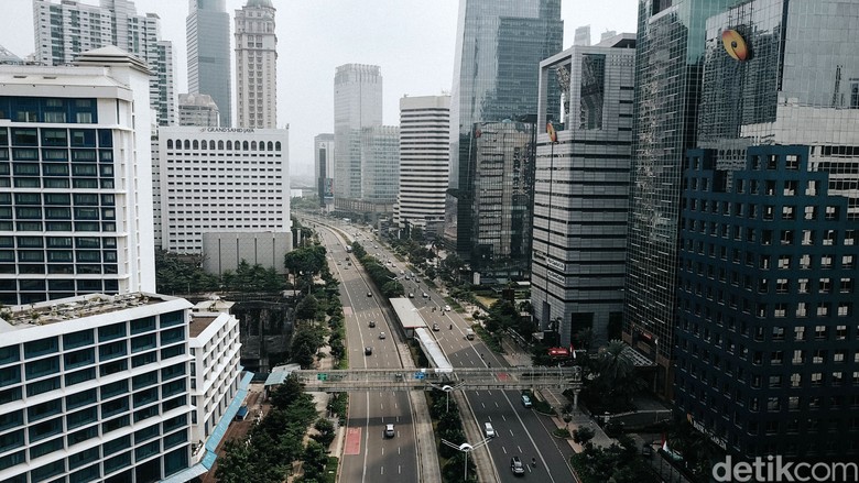 Suasana Jalan Sudirma di Hari Pertama PSBB Ketat PSBB ketat di DKI Jakarta mulai diberlakukan hari ini hingga dua pekan ke depan. Arus lalu lintas di kawasan Jalan Sudirman pun lancar.