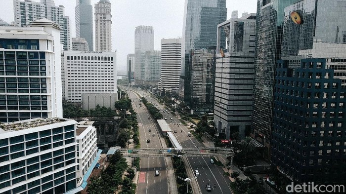 PSBB ketat di DKI Jakarta mulai diberlakukan hari ini hingga dua pekan ke depan. Arus lalu lintas di kawasan Jalan Sudirman pun lancar.