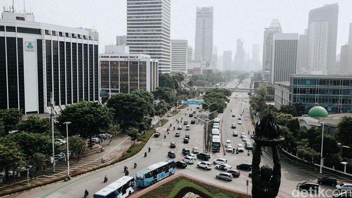 PSBB ketat di DKI Jakarta mulai diberlakukan hari ini hingga dua pekan ke depan. Arus lalu lintas di kawasan Jalan Sudirman pun lancar.