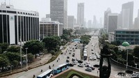 Minimnya aktivitas warga saat PSBB ketat membuat arus lalu lintas yang biasanya ramai kini lancar.
