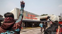 Selama PSBB, setiap orang yang berada di dalam lingkungan stasiun maupun di dalam KRL diwajibkan menggunakan masker.