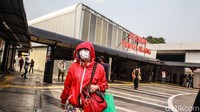 Para penumpang terlihat berlalu lalang, ada yang baru tiba dan masuk stasiun.