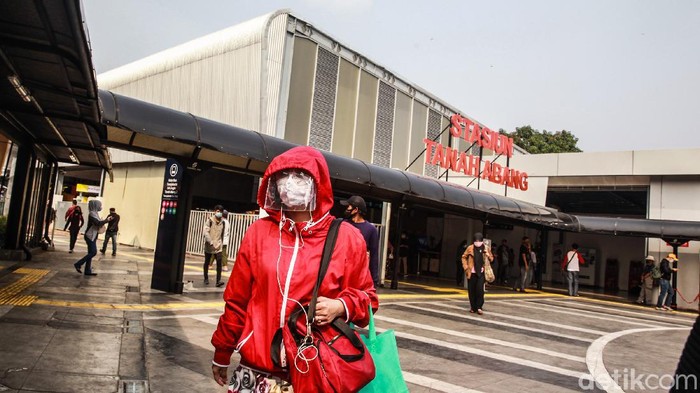 Suasana Stasiun Tanah Abang di Hari Pertama PSBB Ketat
