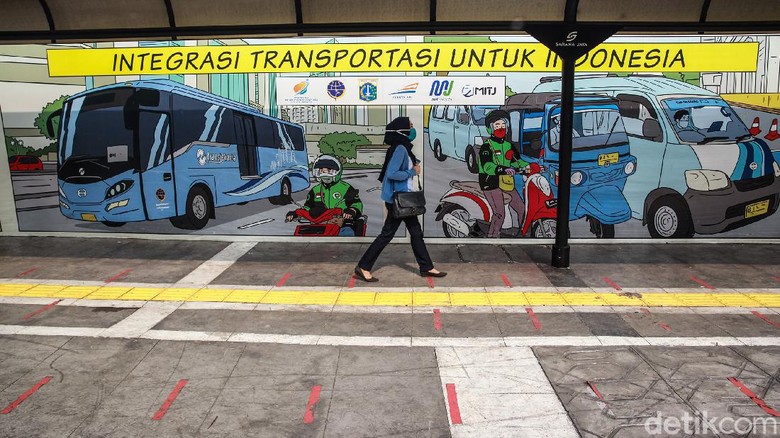 Suasana Stasiun Tanah Abang di Hari Pertama PSBB Ketat Suasana Stasiun Tanah Abang di Hari Pertama PSBB Ketat