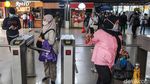 Suasana Stasiun Tanah Abang di Hari Pertama PSBB Ketat