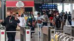 Suasana Stasiun Tanah Abang di Hari Pertama PSBB Ketat