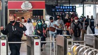 Ada beberapa kategori pengguna yang dilarang naik KRL selama jam sibuk saat PSBB ketat Jakarta. Salah satunya adalah pengguna lanjut usia (lansia). Lansia hanya boleh menggunakan KRL di luar jam sibuk yakni antara pukul 10.00-14.00 WIB saja.