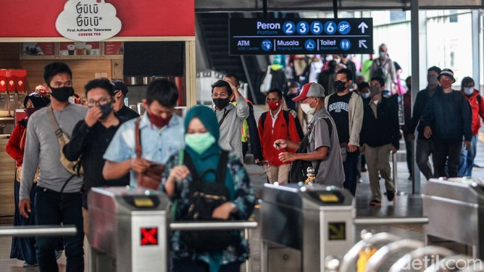 Para penumpang kereta meninggalkan Stasiun Tanah Abang, Jakarta Pusat, Senin (14/9/2020). Hari ini merupakan hari pertama penerapan PSBB total di Jakarta.
