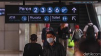 Aktivitas penumpang di stasiun tetap berjalan normal.
