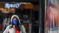 Selain memakai masker, para penumpang KRL juga tertib mengikuti imbauan untuk mengenakan jaket maupun baju lengan panjang.