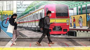 Suasana Stasiun Tanah Abang di Hari Pertama PSBB Ketat