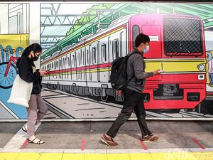 Suasana Stasiun Tanah Abang di Hari Pertama PSBB Ketat