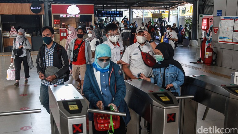 Suasana Stasiun Tanah Abang di Hari Pertama PSBB Ketat Para penumpang kereta meninggalkan Stasiun Tanah Abang, Jakarta Pusat, Senin (14/9/2020). Hari ini merupakan hari pertama penerapan PSBB total di Jakarta.
