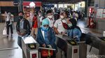 Suasana Stasiun Tanah Abang di Hari Pertama PSBB Ketat