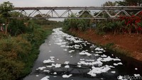 Pantauan detikcom, Senin (14/9/2020) kejadian itu terjadi di Jalan Kebon Jeruk, Kecamatan Rancasari sekitar Pukul 16.00 WIB.