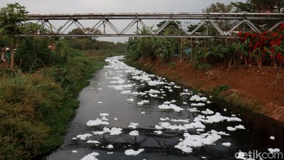 Sungai Cipamokolan Bandung Menghitam dan Dipenuhi Busa