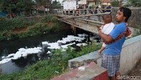 Seperti diketahui, nantinya busa tersebut akan bermuara ke Sungai Citarum. Selain itu, air di sungai tersebut berwarna hitam, dipenuhi sampah dan mengeluarkan bau tak sedap.